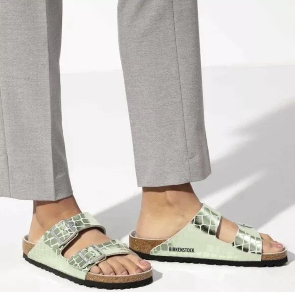 Birkenstock Arizona Metallic Gator Gleam
Mineral/Green Sandals Women's Size 39